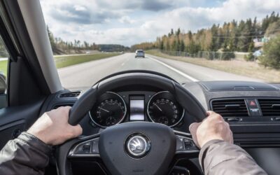 Bezpieczny odstęp od poprzedzającego pojazdu zasada 3 sekund i jazda w trudnych warunkach