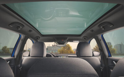 Szyby samochodowe jak są zbudowane, jakie muszą spełniać normy i jakie nowoczesne technologie poprawiają komfort jazdy?