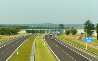 Czy można wyprzedzać prawym pasem na autostradzie? Przepisy wyjaśniają, kiedy jest to legalne