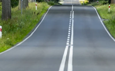 Co zrobić, gdy musisz ominąć źle zaparkowane auto i najechać na linię ciągłą?