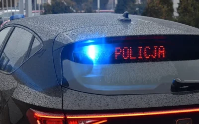 Napis „Jedź za mną” na tylnej szybie radiowozu – czy trzeba się zatrzymać? Kierowcy nie mogą zignorować tego polecenia