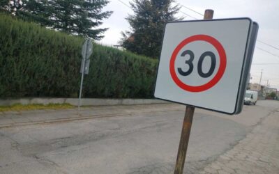 Kiedy skrzyżowanie nie odwołuje ograniczenia prędkości? Wielu kierowców popełnia ten sam błąd i naraża się na wysoki mandat